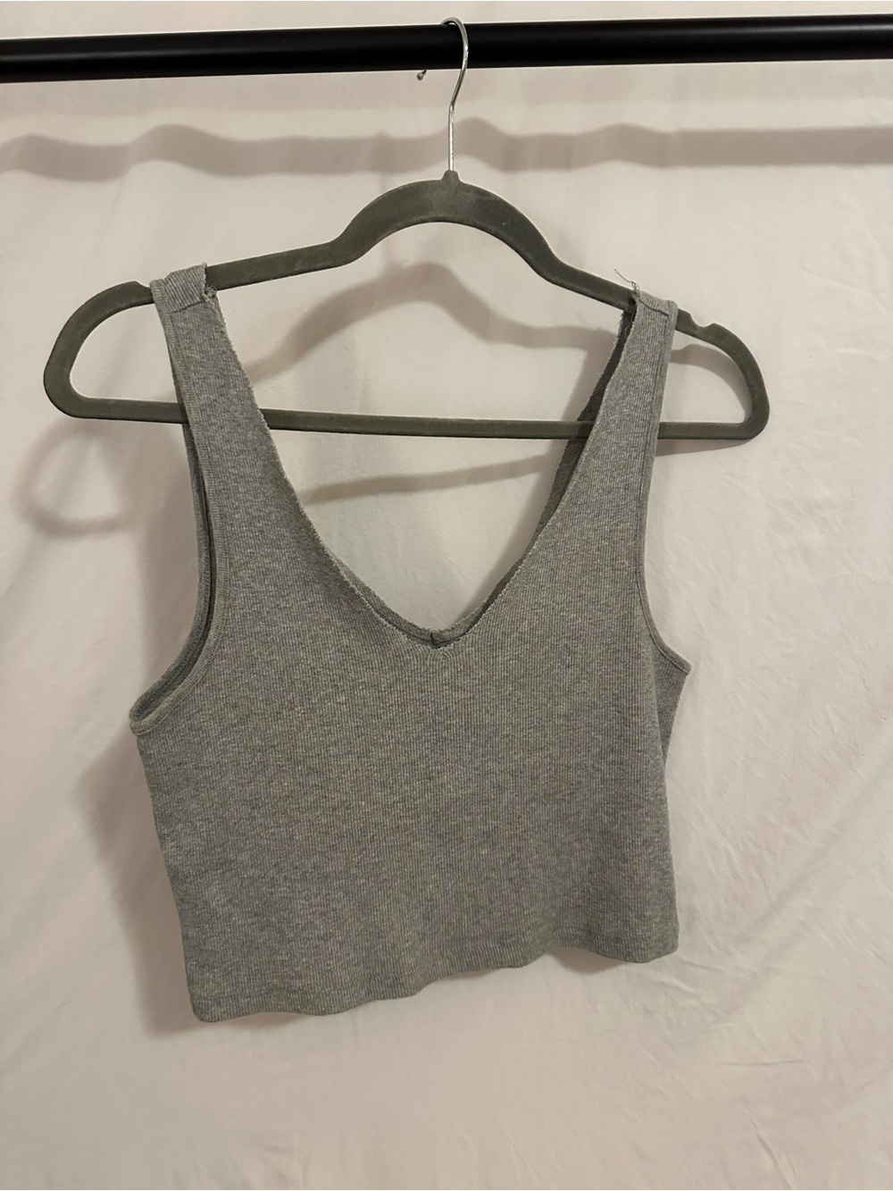 Forever 21 Gray V-Neck Ribbed Cropped Tank Top